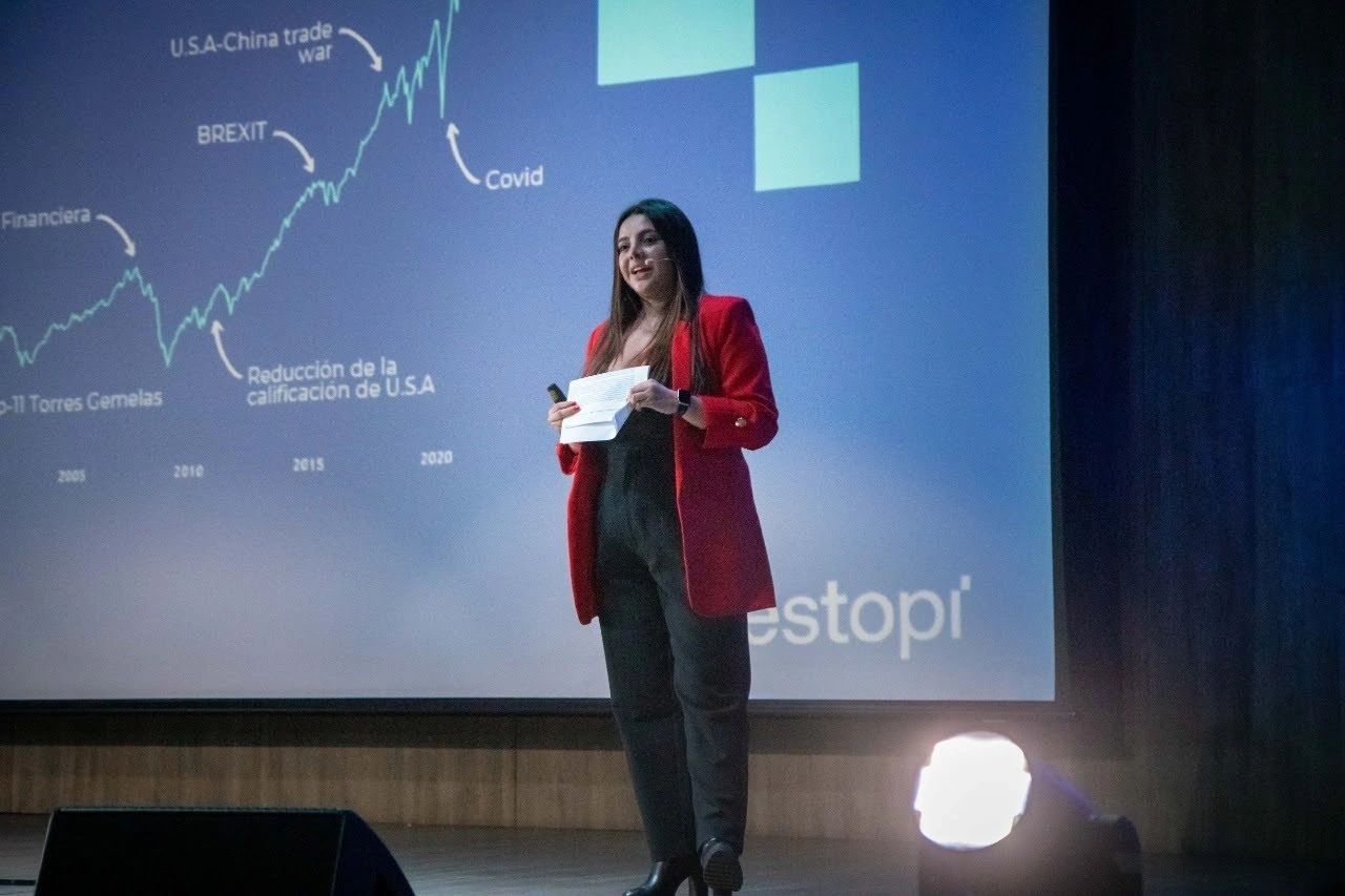 Juliana Matiz presentando en conferencia
